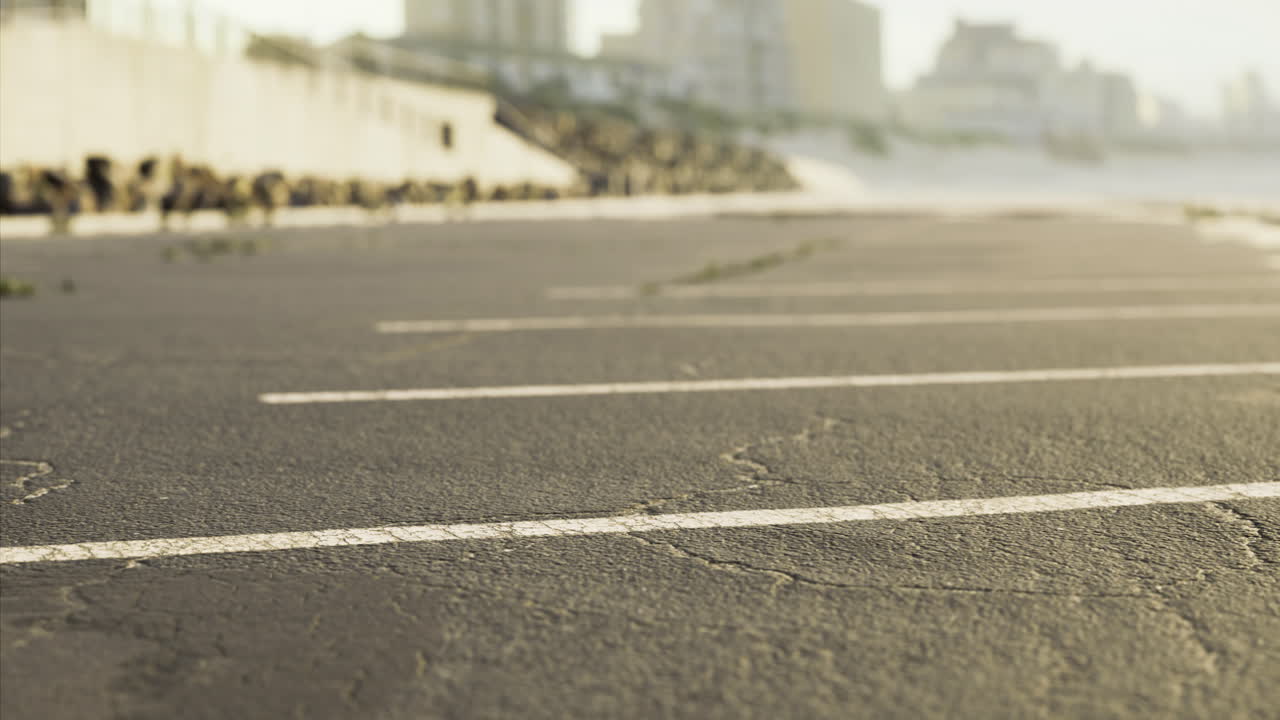 해가 뜨는 해변에 있는 주차장