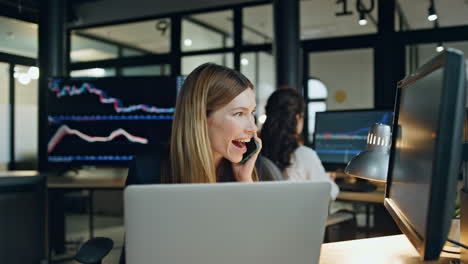 Trabajador-Feliz-Haciendo-Una-Llamada-En-Una-Corporación-Financiera.-Empresaria-Emocionada-Hablando