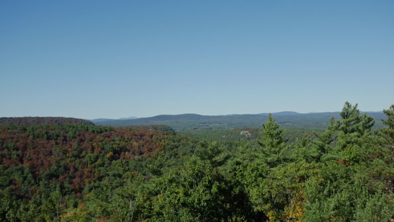 una toma panorámica desde la cumbre de pawtuckaway en new hampshire durante el otoño