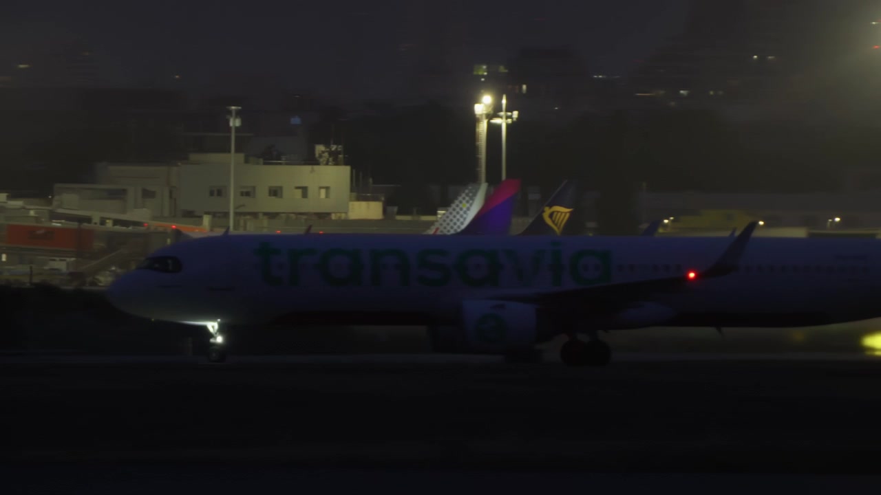 Aereo di linea in rullaggio sulla pista dell'aeroporto di notte