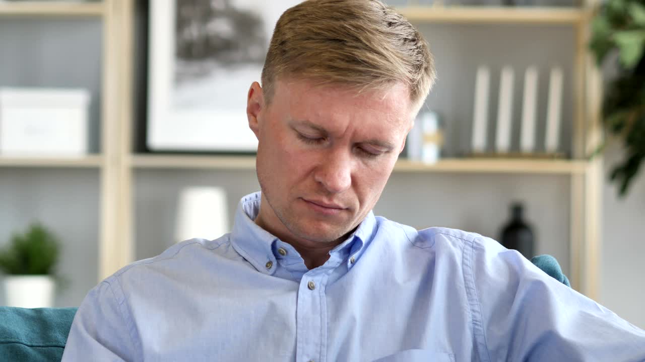 노트북에서 일하면서 잠을 자는 남자