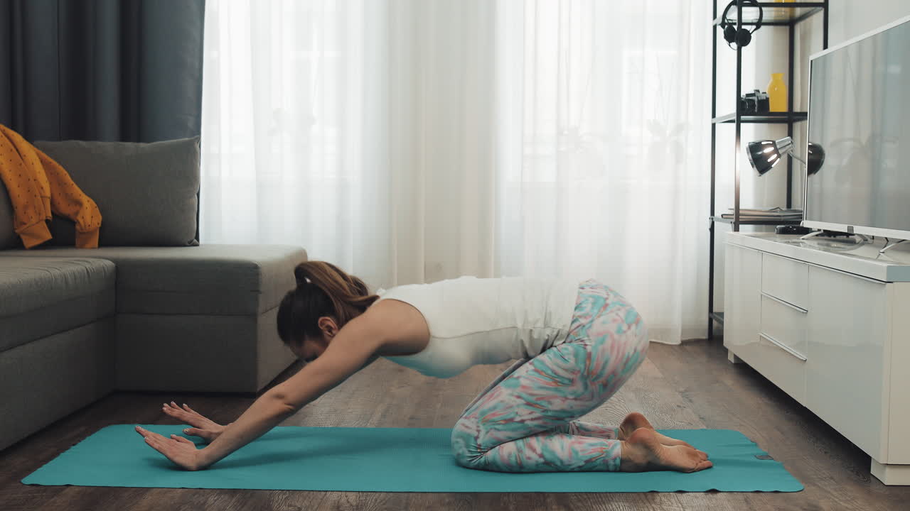 집에서 요가를 하는 여자