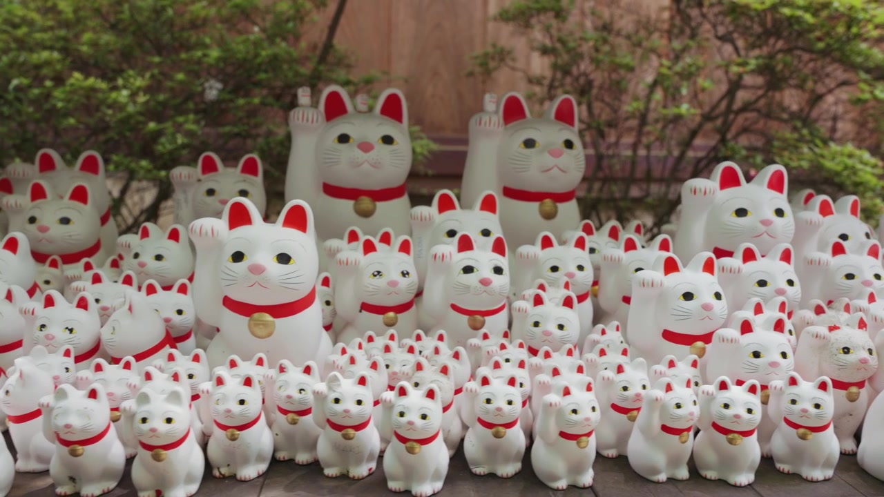 Utallige søte Maneki Neko lykkekattstatuer utstilt ved Gotokuji-tempelet, som skaper et iøynefallende syn som representerer hell, rikdom og lykke i japansk tradisjon.