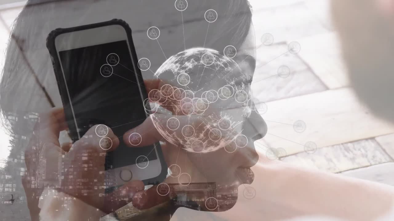 animación de globo y mujer biracial sobre hombre de negocios caucásico usando teléfono inteligente