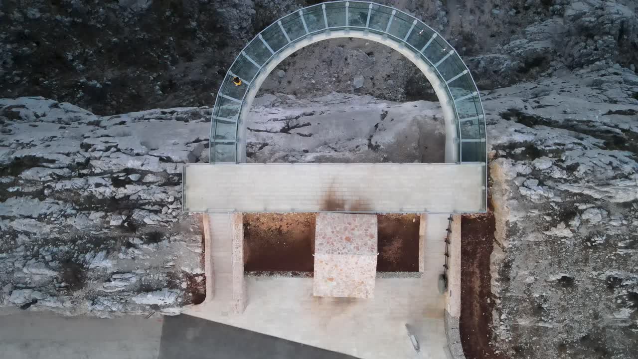 산 능선, 비오코보 스카이워크, 크로아티아에 있는 남자 도보 유리 바닥, 말굽 모양의 전망대