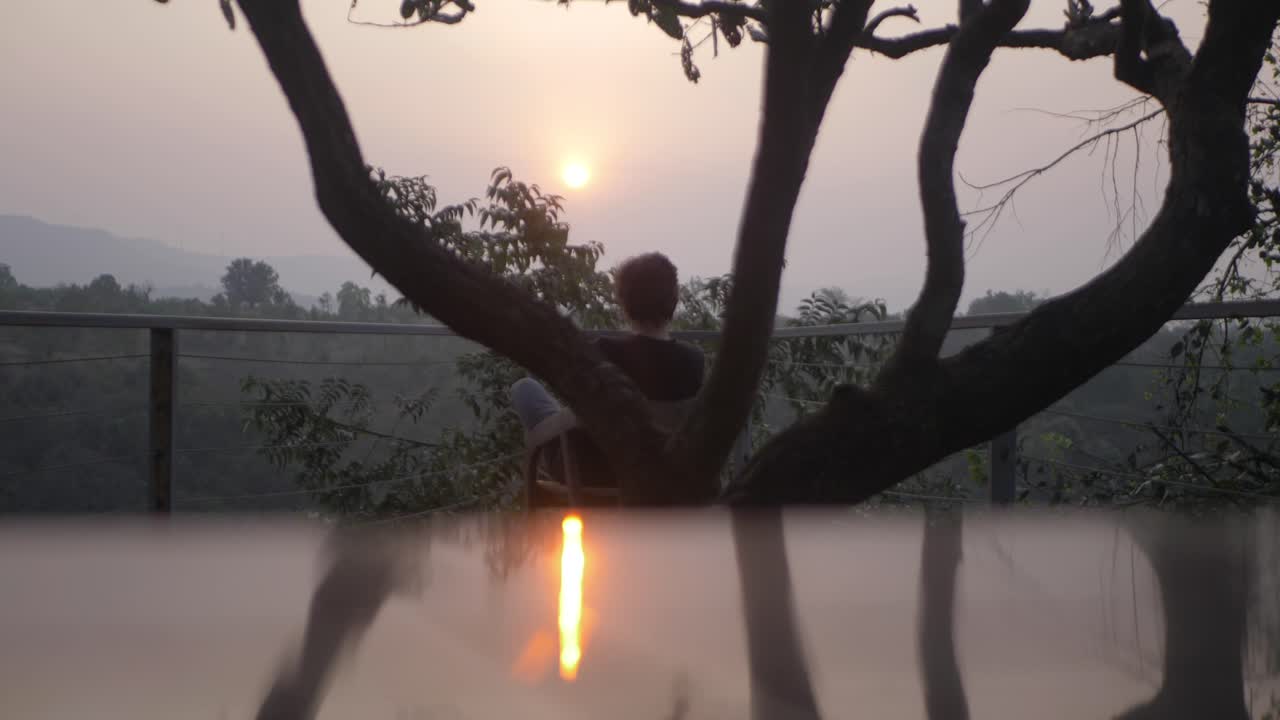 어린 소년은 일몰을 감상한다