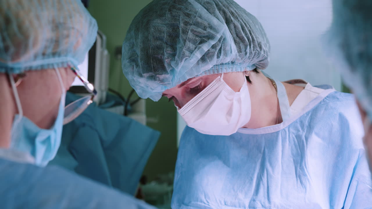 cirujanos en la sala de operaciones