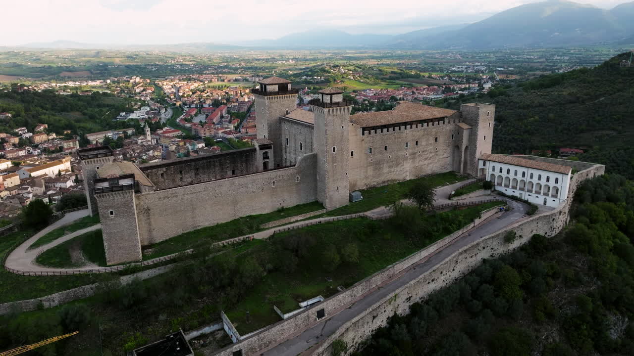 notable arquitectura de la fortaleza rocca albornoziana en spoleto, umbría, italia