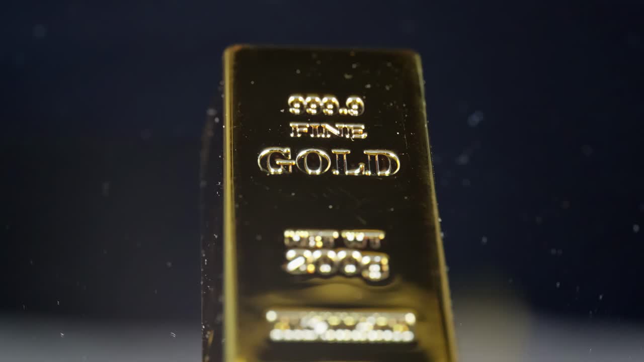 220g 금 막대기 999.9 고금으로 인쇄되어 풍요, 기술 및 산업 응용을 상징하는 거울 표면에 회전합니다.