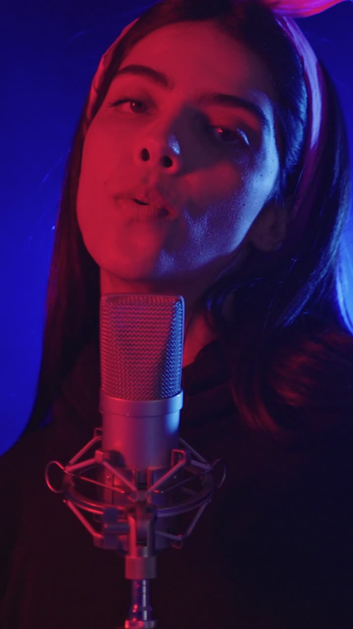 마이크에 노래 하는 여자