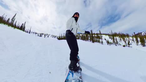 Vorderansicht-Einer-Person,-Die-Beim-Snowboarden-Einen-Berg-Hinunterfährt