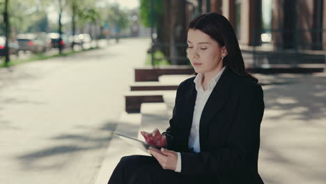 mujer de negocios usando tableta al aire libre