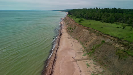 Luftaufnahme-Der-Küste-Von-Jurkalne-An-Der-Ostseeküste-In-Lettland