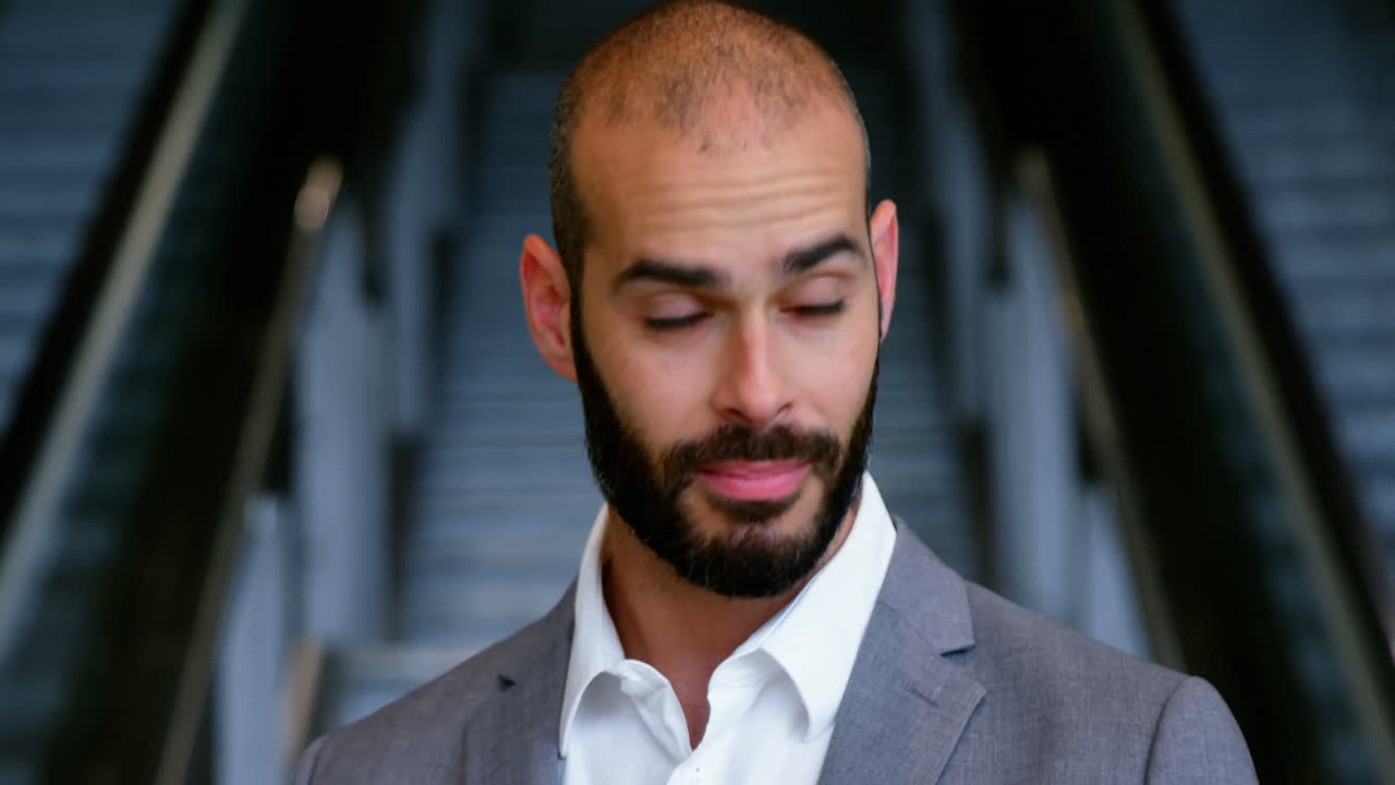 기대 로 기다리고 있는 사업가