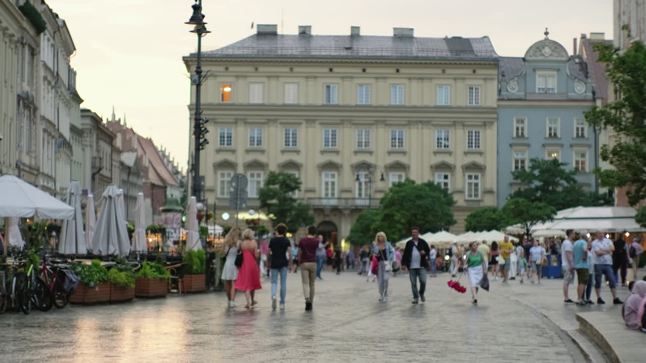 plaza abarrotada de la ciudad europea al atardecer