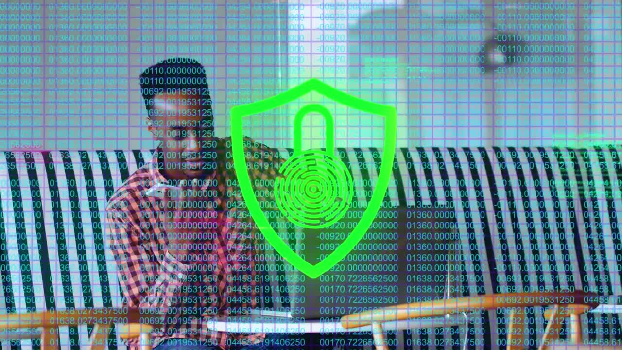animación de candado y procesamiento de datos sobre empresario afroamericano con computadora portátil en la oficina