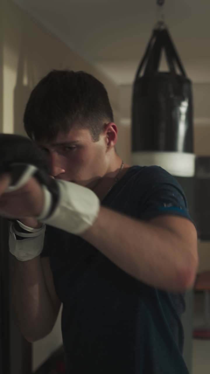 초보 운동선수들은 파이트 클럽에서 전문 트레이너와 함께 그룹 수업에서 적절한 타격 기법을 개발합니다. 체육관에서 체력과 신체적 복지를 향상시니다.