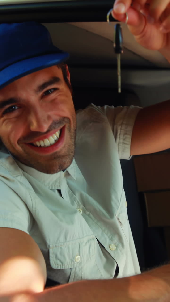 o entregador a escrever na prancheta.