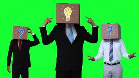 equipo de hombres de negocios que apuntan a la caja