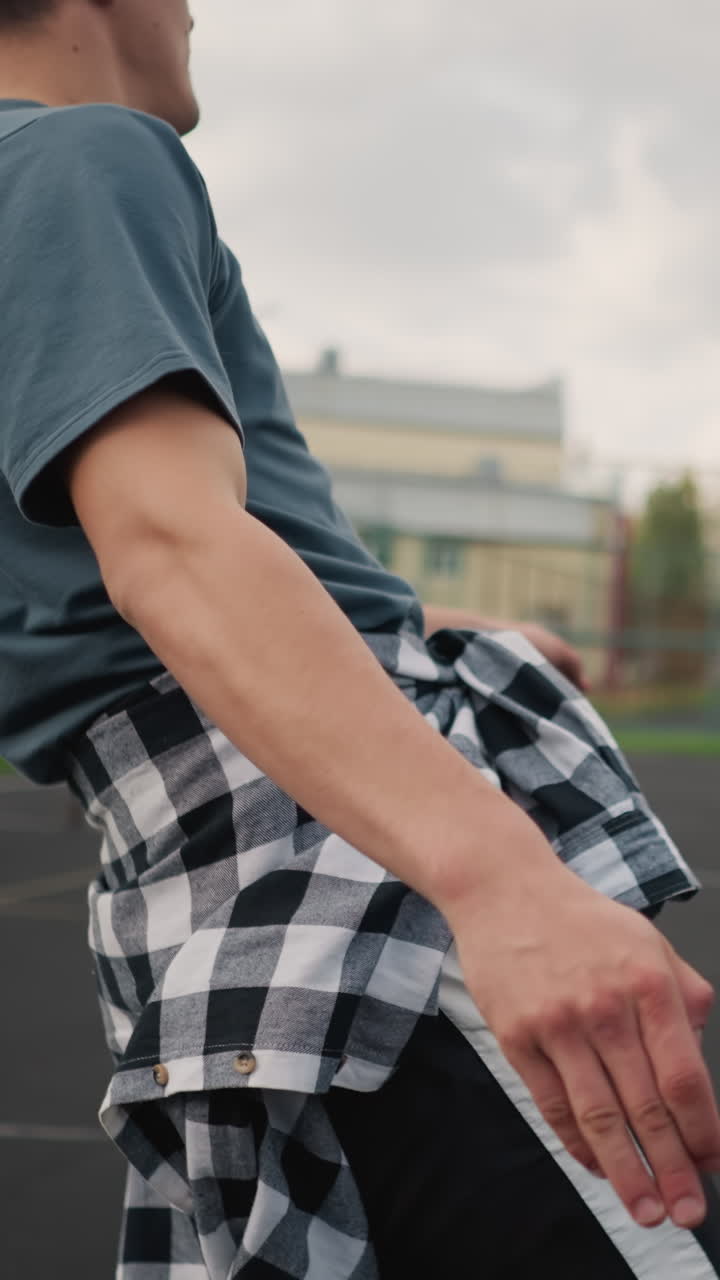 젊은 선수가 배구공을 던지고 멀리 고, 야외 스포츠 아레나에서 사람들의 흐릿한 배경으로, 기술에 초점을 맞추는 코트에서 높은 에너지 액션