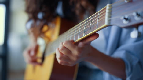 Mädchenhände-Spielen-Gitarre.-Musikerin,-Die-Musik-Mit-Streichinstrument-Kreiert