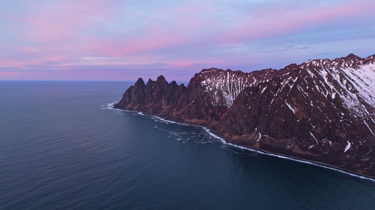 Tungenesetin, Senjan majesteettiset vuorenhuiput kohtaavat Jäämeren auringonlaskun aikaan