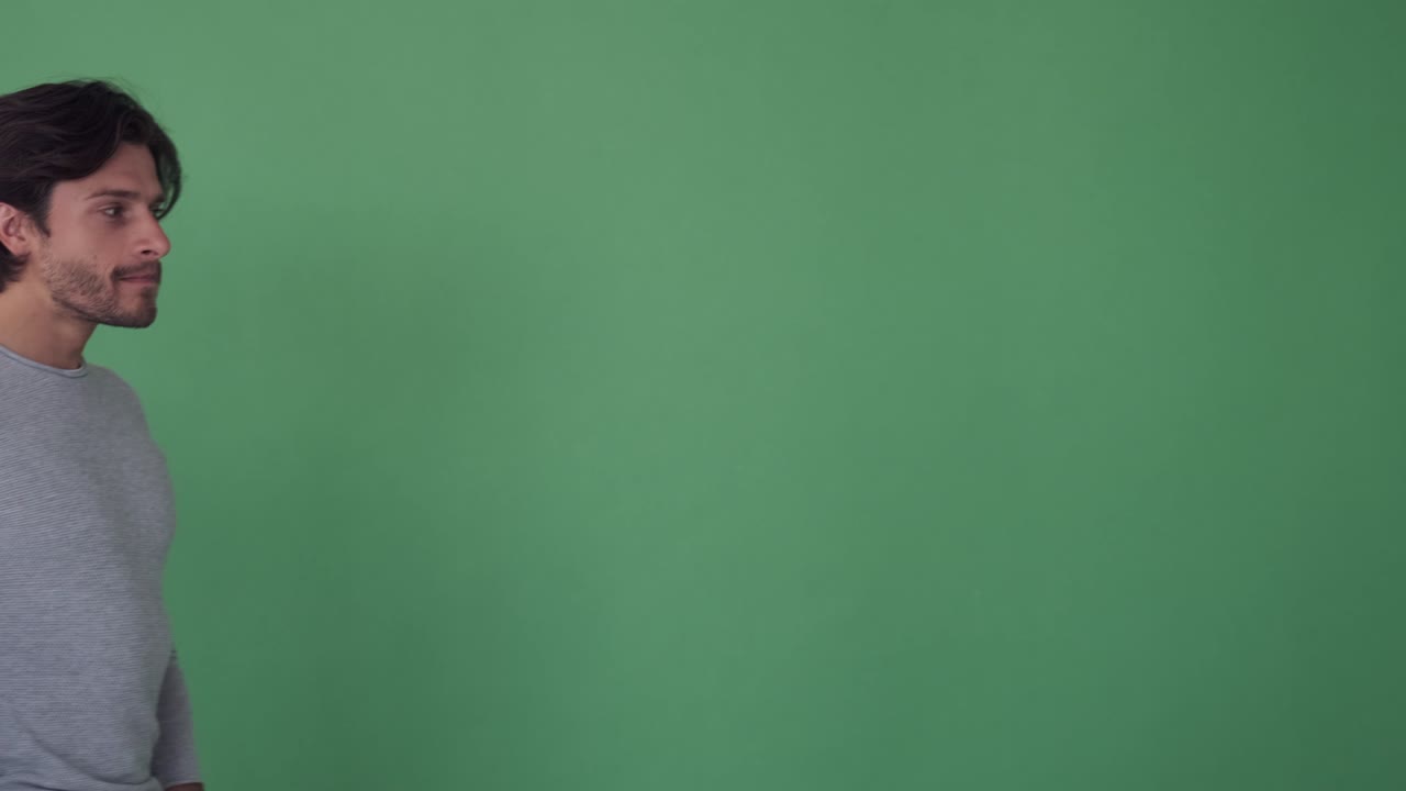 jovem a dançar sobre um fundo verde