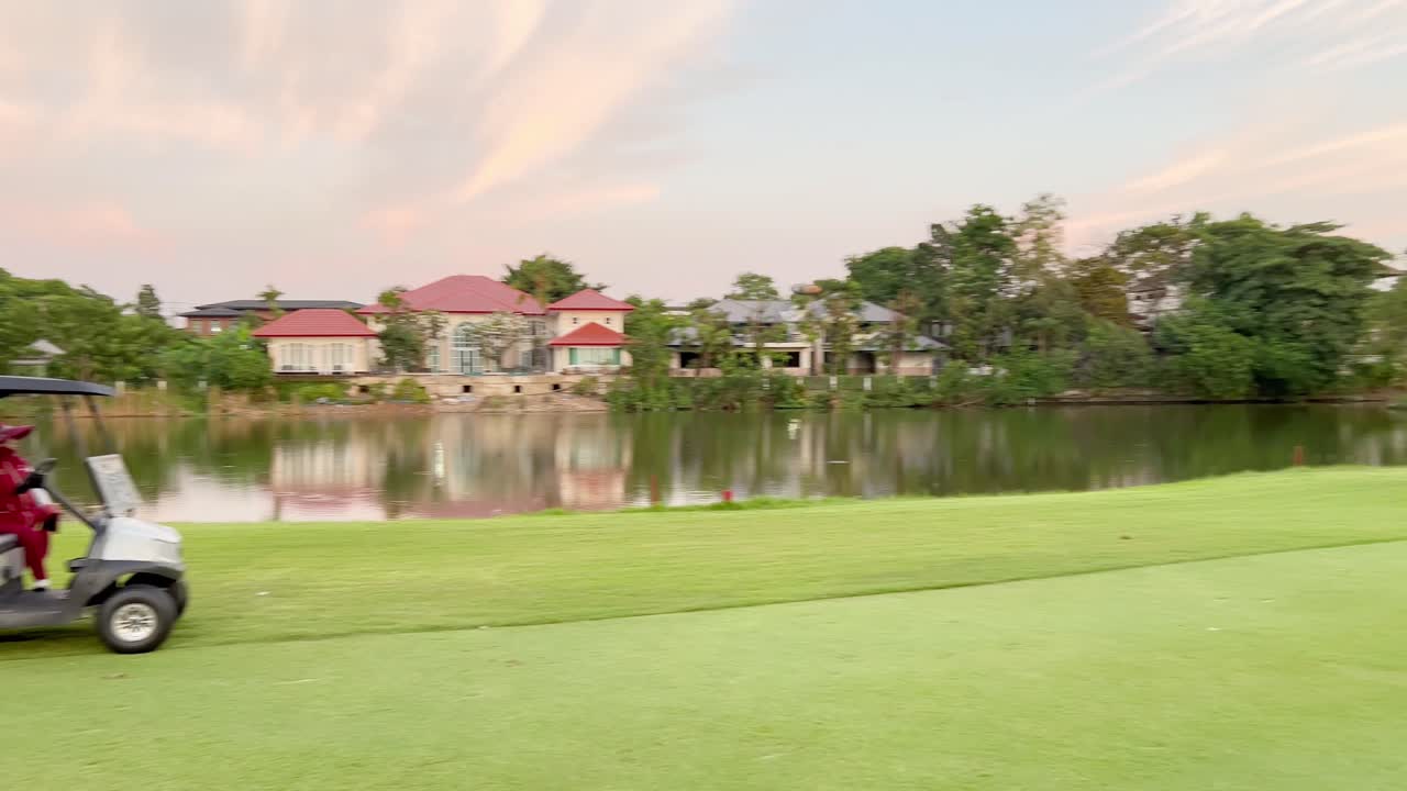 골프 카트는 풍경적인 방 코스를 여행합니다.