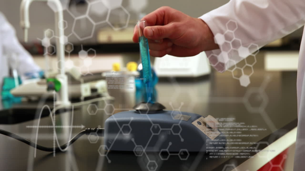 데이터베이스와 육각형의 애니메이션 카우카시안 과학자의 절단된 손에 테스트 튜브를 들고