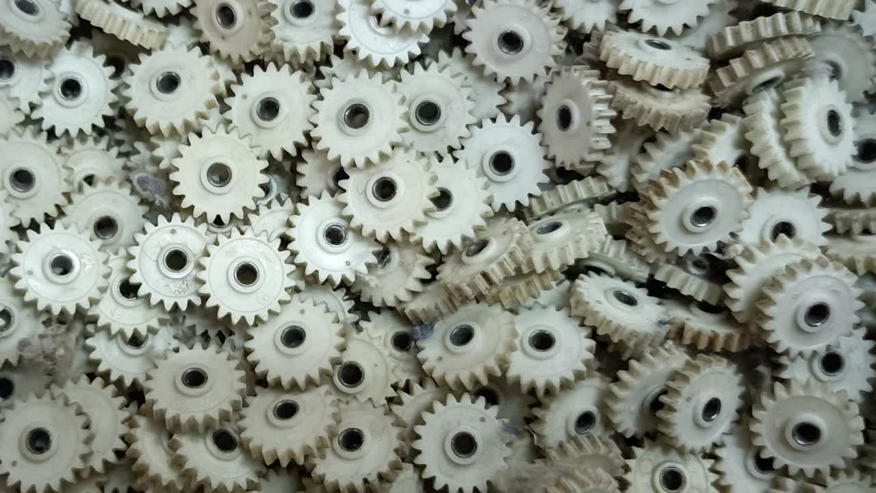 Pila di piccoli ingranaggi di plastica