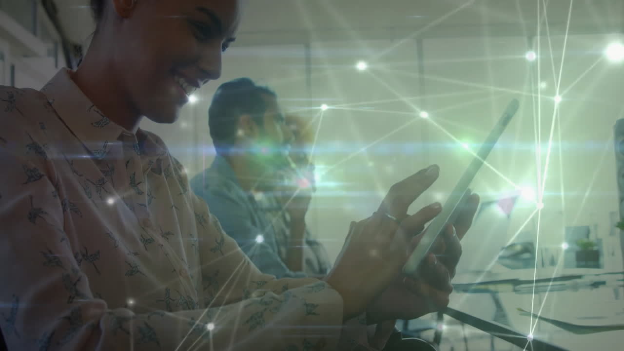 el uso de tabletas en la oficina, personas con conexiones de red y animación de procesamiento de datos