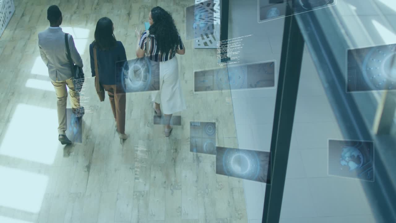 Colegas entrando y caminando por un atrio de oficina moderno, interactuando con pantallas holográficas de datos empresariales.