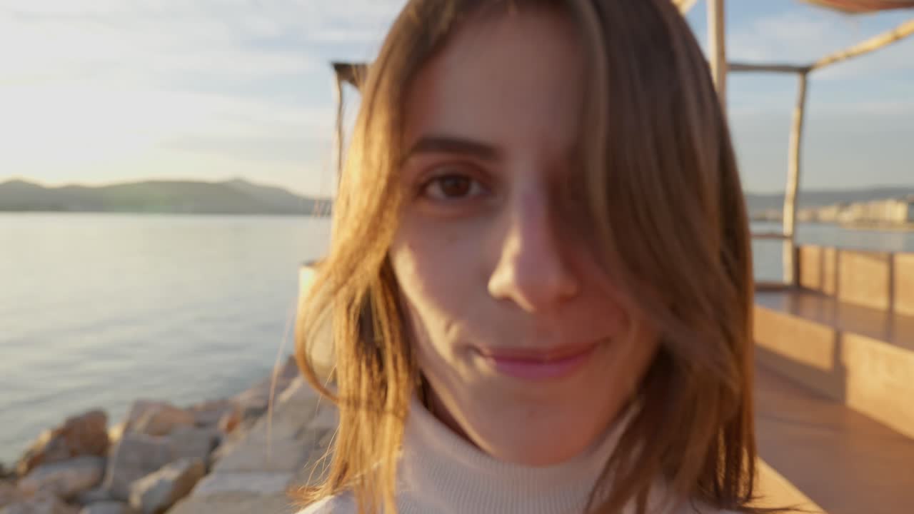 dolly en una toma de una mujer caminando hacia la cámara mientras mira la lente hasta un primer plano extremo