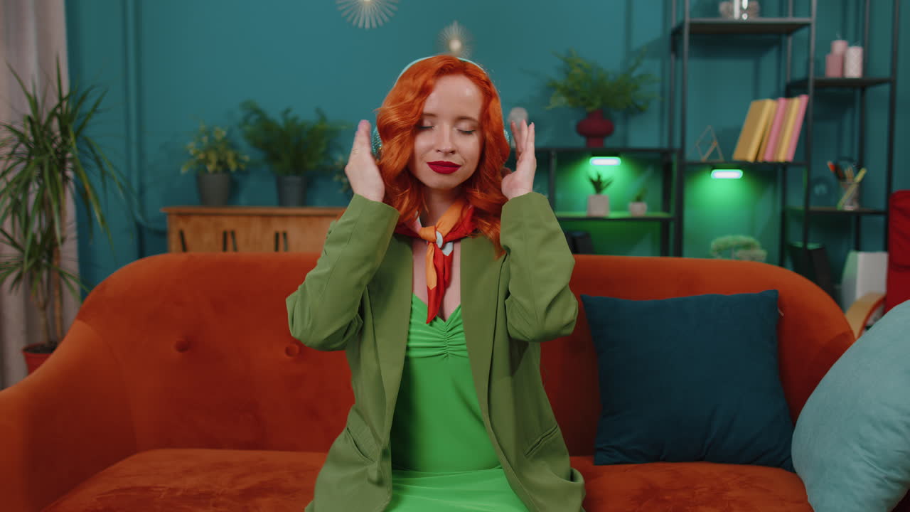 소녀는 무드라 몸짓으로 깊이 숨을 쉬고, 눈을 감고, 집중된 생각으로 명상하고, 평화롭습니다.