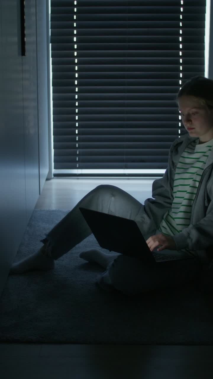 подростковая девушка работает на ноутбуке по ночам.