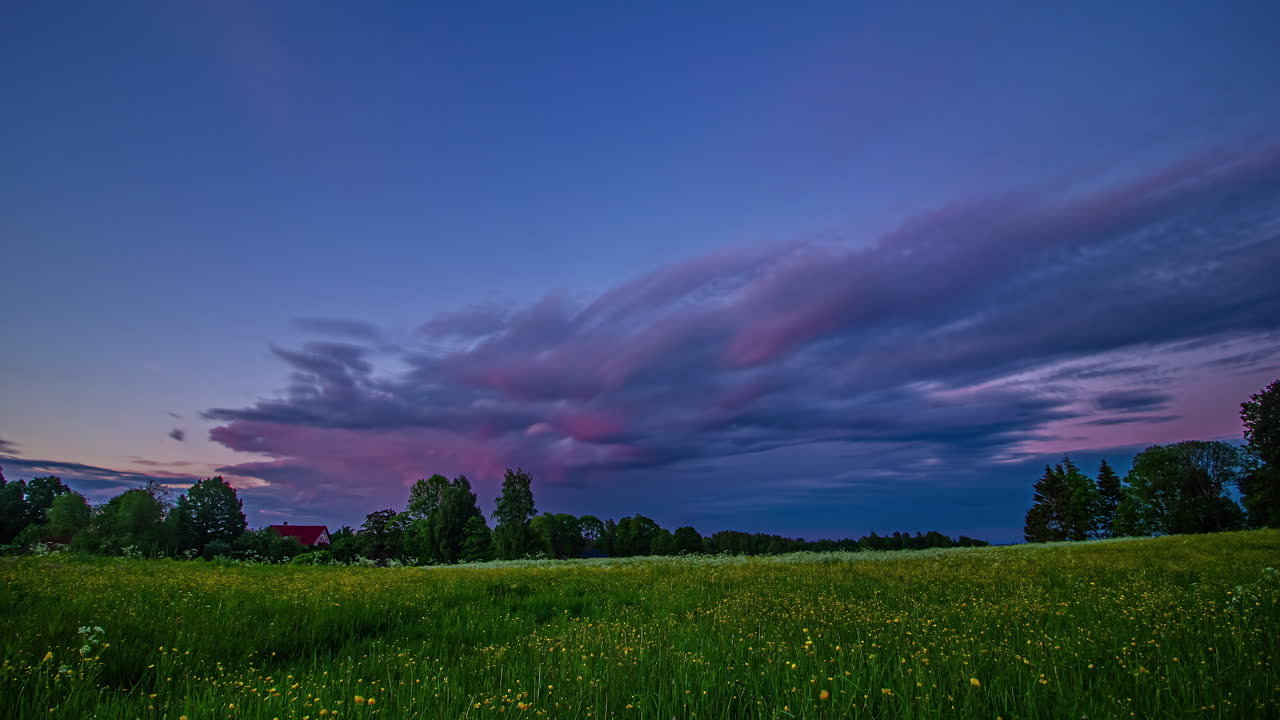 Bellissimo arcobaleno durante un tramonto dorato e viola, timelapse fino all'ora blu