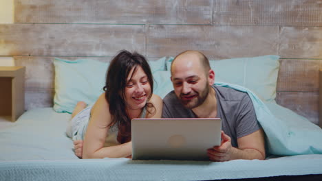 haz un zoom en la foto de una pareja con pijama.