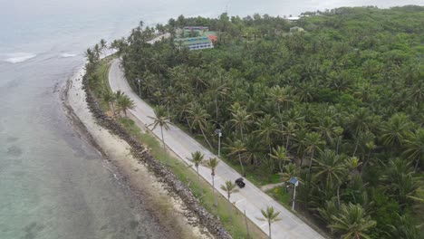 el camino de un coche en la carretera, al lado del océano en la isla de san andrés