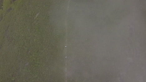 antena - pareja de excursionistas caminando en una montaña del bosque atlántico en río de janeiro, brasil