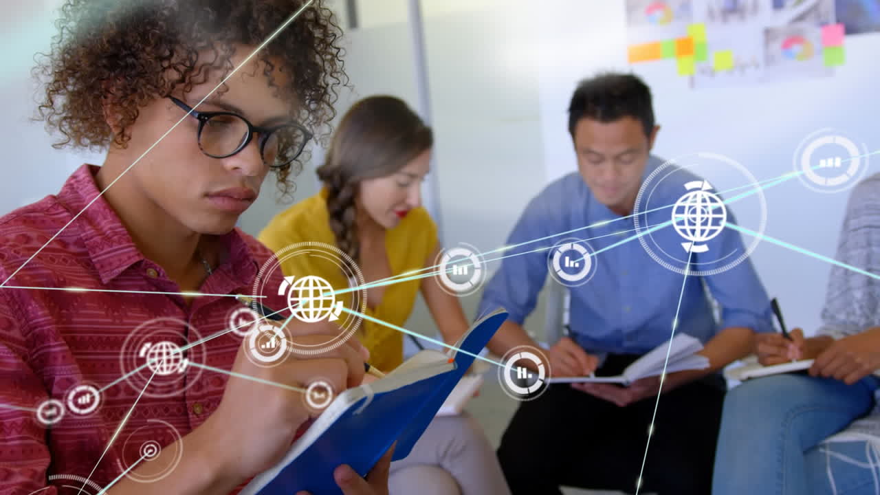 animación de una red de iconos digitales sobre un hombre afroamericano tomando notas en la oficina