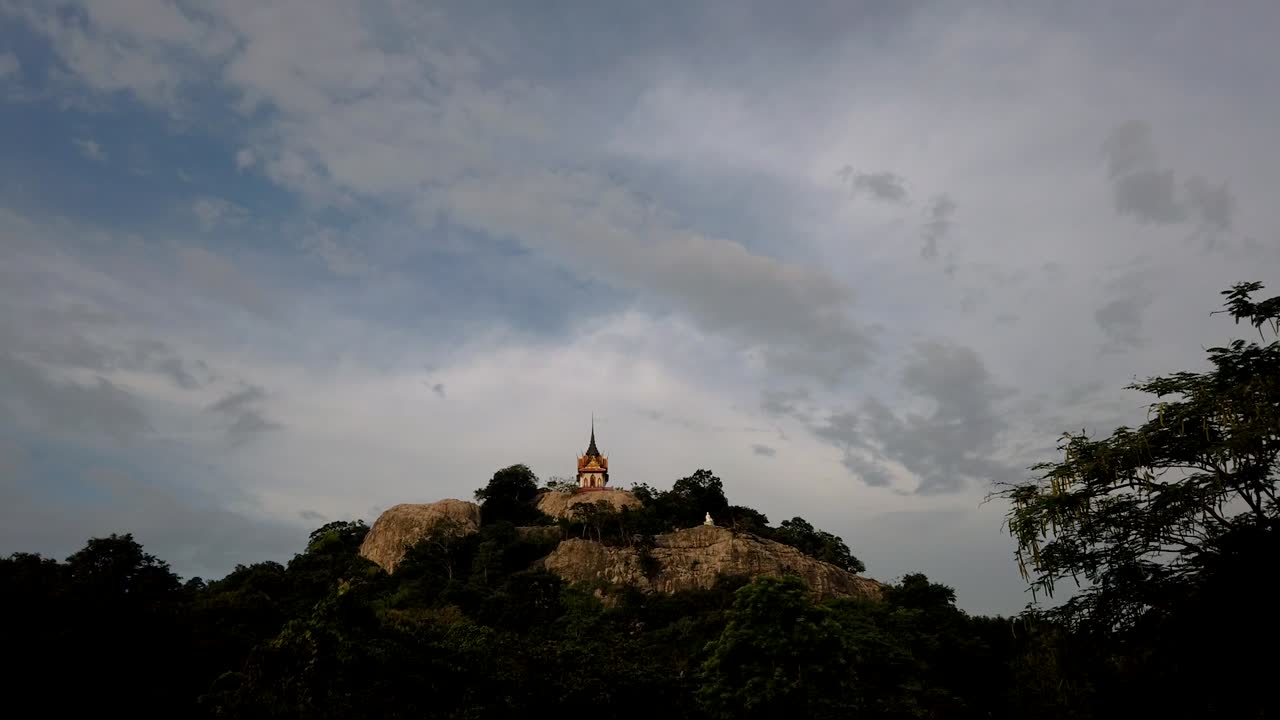 wat phra phutthachai es un destino turístico para extranjeros y ciudadanos tailandeses que buscan bendiciones