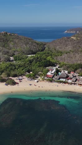 Vista-Aérea-Vertical-De-La-Costa-De-Huatulco,-Oaxaca-En-El-Pacífico-Mexicano.