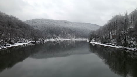 Drohne-über-Wasser-Mit-Bergen-Im-Hintergrund-Geschossen