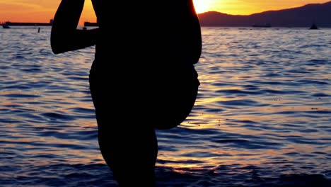 Frau-Macht-Yoga-Am-Strand