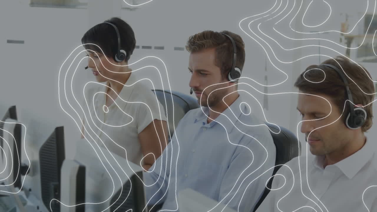 animación de líneas en movimiento sobre personas de negocios que usan auriculares de teléfono