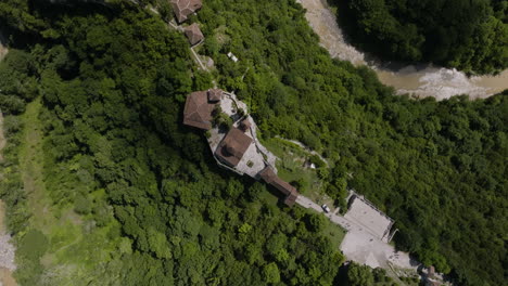 disparo giratorio del monasterio medieval envuelto en leyendas misteriosas