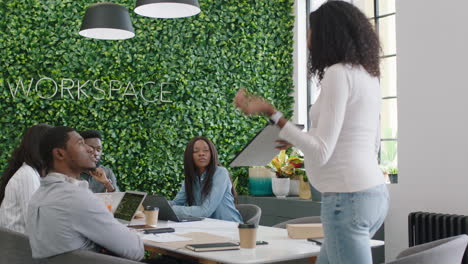 Gente-De-Negocios-Afroamericana-Reuniéndose-Con-Una-Mujer-Embarazada-Líder-Del-Equipo-Usando-Una-Tableta-Que-Presenta-El-Diseño-De-Aplicaciones-Móviles-Compartiendo-Ideas-Creativas-Para-La-Aplicación-De-Comunicación-En-La-Presentación-De-La-Oficina