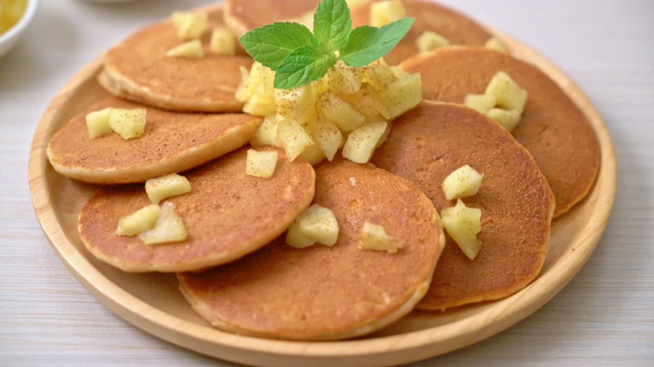 panqueque de manzana o crepe de manzana con canela en polvo