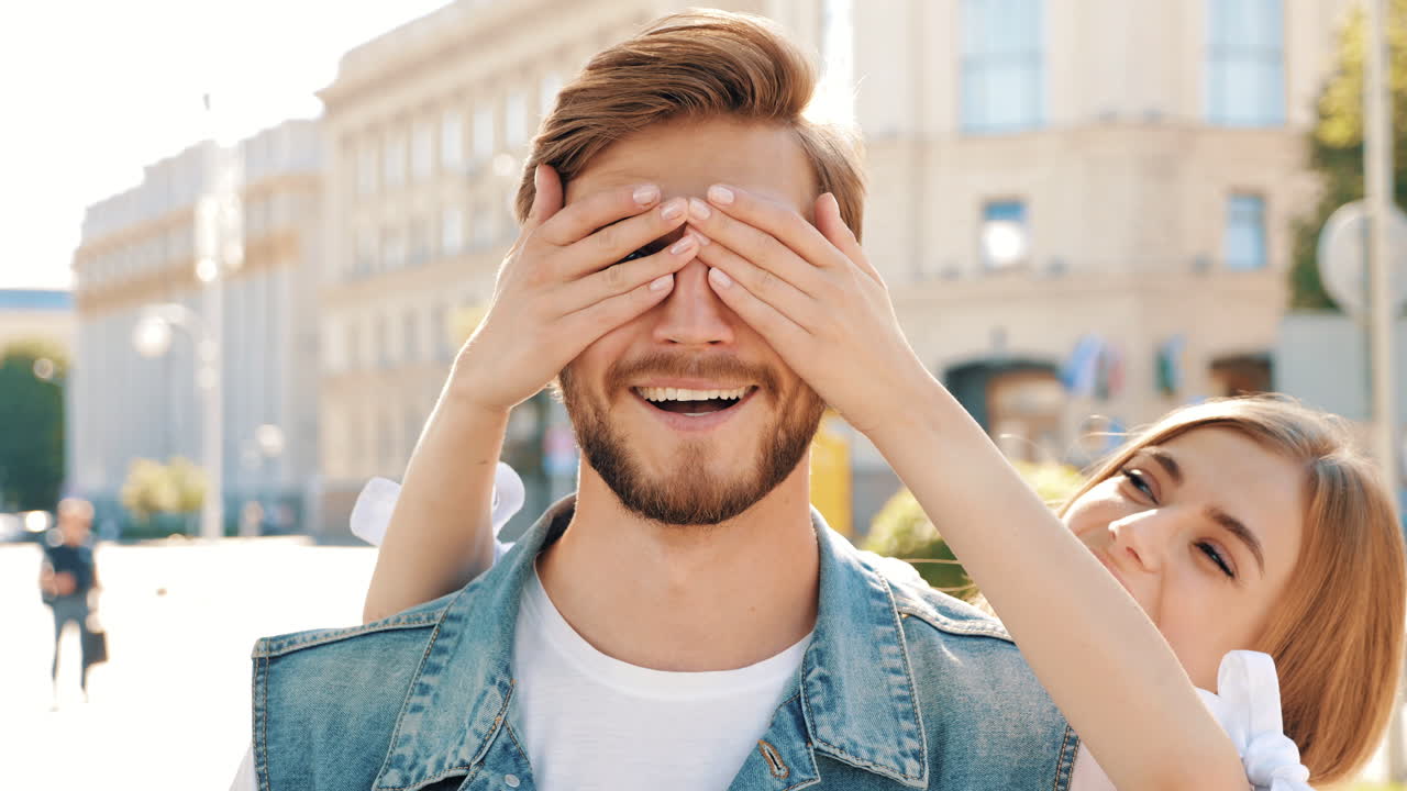 pareja jugando un juego en la calle