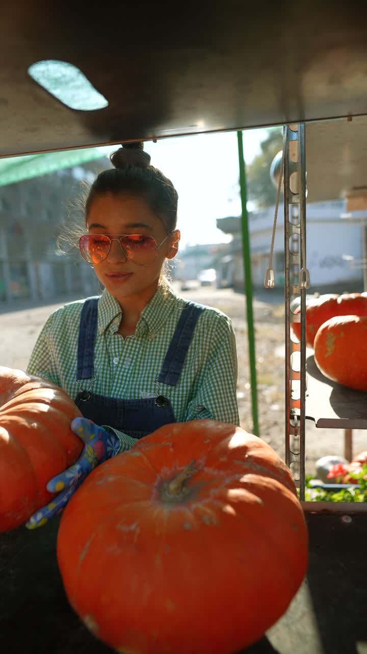 joven vendiendo calabazas en un mercado